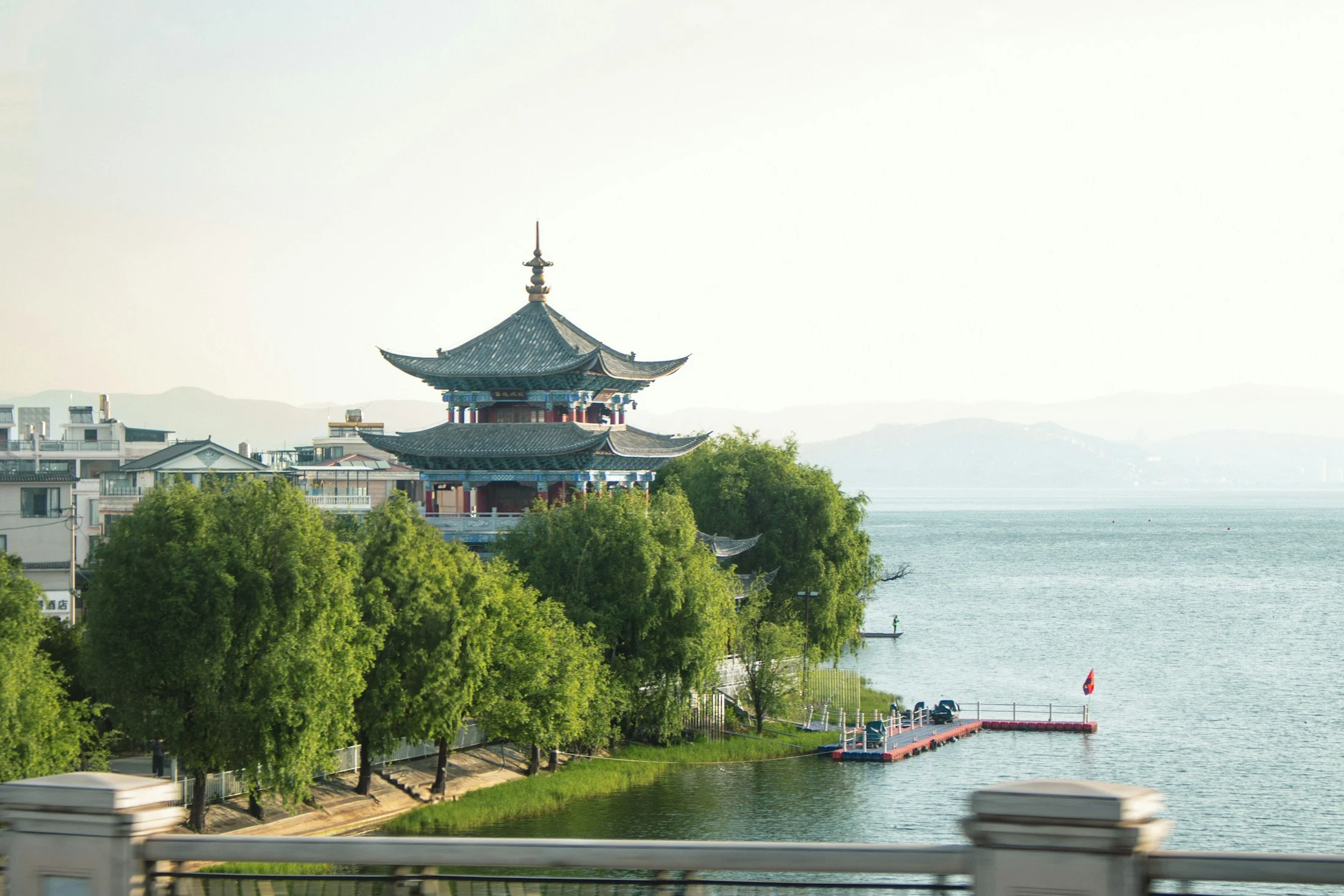大理水边亭台与山影